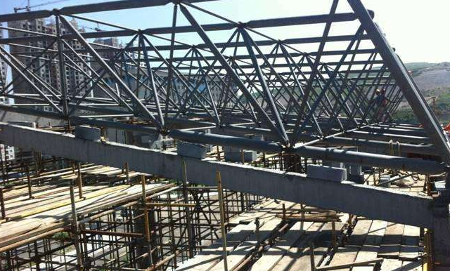 益阳简述网架公司的黑色压型钢板的吊装步履